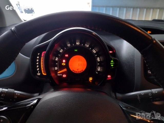 Тойота само на...13 600км!, снимка 7 - Автомобили и джипове - 52733471