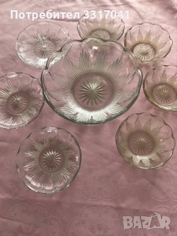 Стъклена купа с купички и чинийки от баба