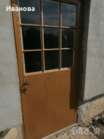 Метална врата с каса