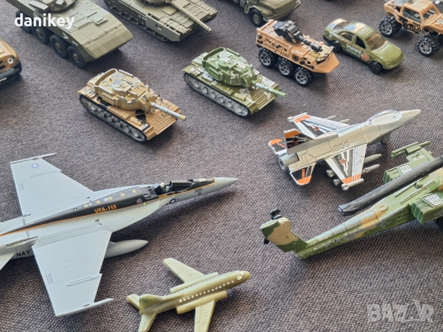 Комплект военни играчки - цяла моторизирана армия, снимка 4 - Влакчета, самолети, хеликоптери - 52608979