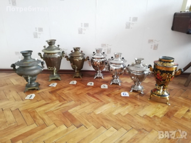 Стари самовари от различни години. 