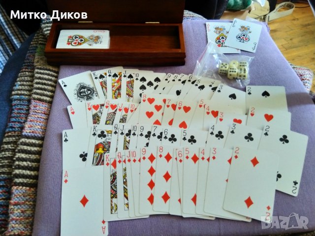 Дървена кутия сдва чифта нови карти 52+2жокера пластик и 5 зара нови за барбут и други кокалени, снимка 6 - Карти за игра - 41937127