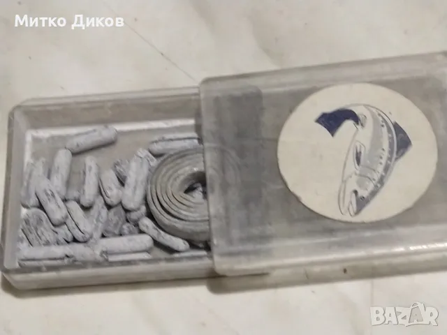 Кутия с някакви рибарски джаджи