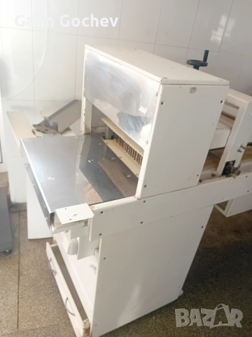 полуавтоматичен резачка за хляб