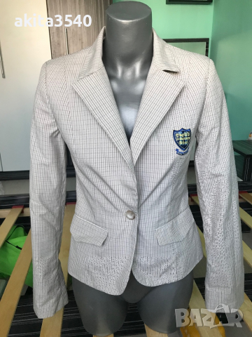 Бежово сако с емблема на 2ра английска гимназия