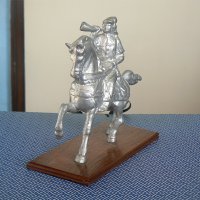 Продавам стара метална колекционерска статуетка. Конник., снимка 3 - Статуетки - 34773506