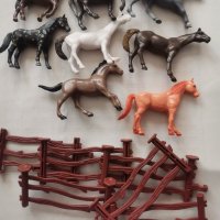 8 коне кон кончета и ограда пластмасови фигурки играчки за игра и украса торта, снимка 1 - Фигурки - 41043859