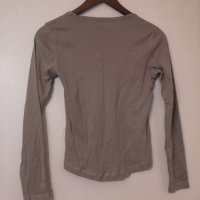 Нова блуза М размер с деколте хаки с щампа розови цвет дълъг ръкава, снимка 2 - Блузи с дълъг ръкав и пуловери - 35767201