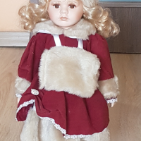 Порцеланова кукла със стойка , снимка 1 - Кукли - 44583128