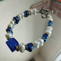Дамска гривна  с естествени перли в  бяло и кралско синьо , снимка 3 - Гривни - 44808188