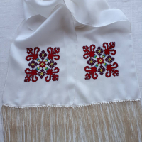 Ръчно бродиран копринен шал с български мотив, снимка 1 - Шалове - 36238511