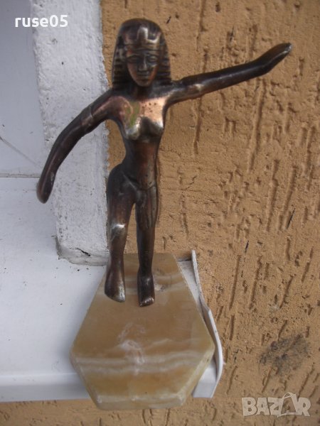 Статуетка "Жена от древен Египет" метална върху мрамор, снимка 1