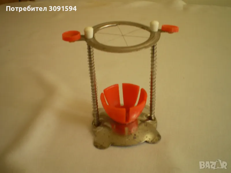 Винтидж резачка за яйца метал трърда червена пласмаса, снимка 1