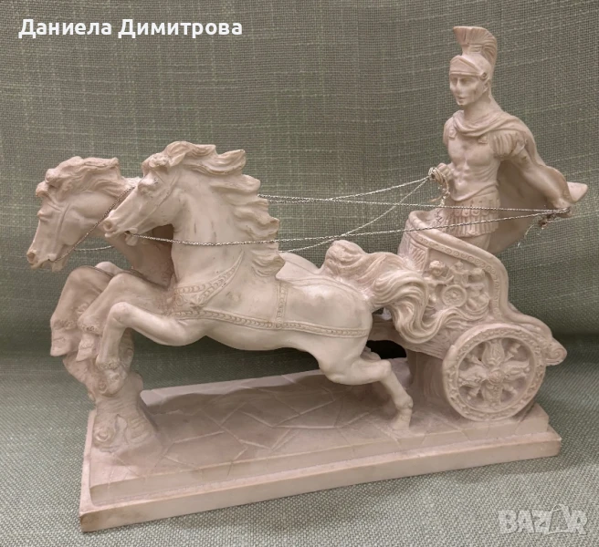 Голяма фигура на гладиатор в колесница с коне от алабастър, снимка 1