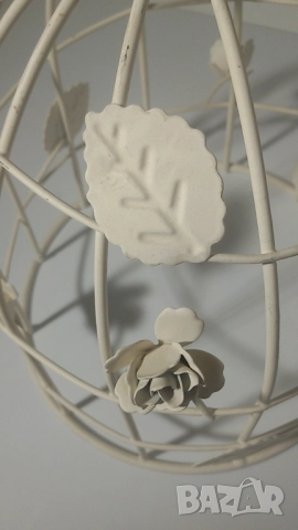 Декорация от бял метал като клетка за птичета с птица отгоре, листа и рози (или друго цвете), снимка 13 - Декорация за дома - 51502963