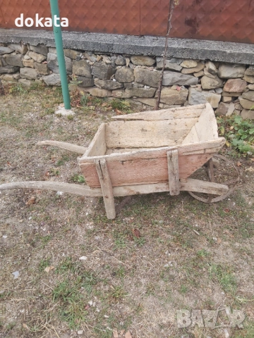 Стара дървена количка,робичка.