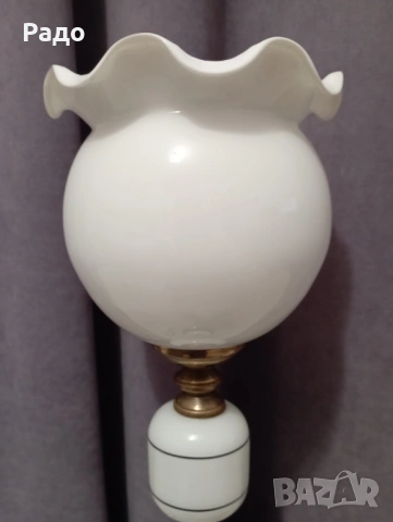 Красива старинна лампа с бял стъклен абажур, снимка 4 - Настолни лампи - 52085417