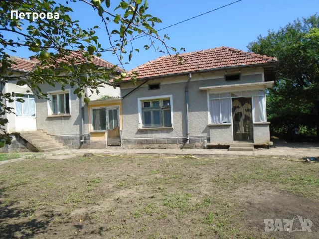 Продавам къща с 2.5 дка двор в село Селановци