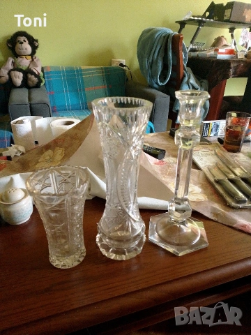 две вази и свещник, средната е кристална, цена по договаряне 