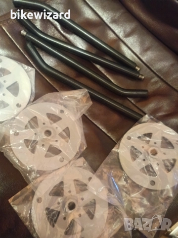 Стойки 4-ри броя за стена за джанти НОВИ, снимка 2 - Аксесоари и консумативи - 52742272