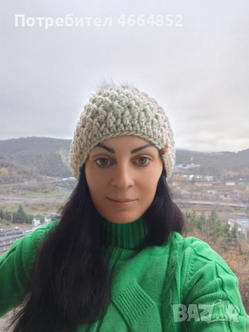 Ръчно плетена релефна шапка „Виктория“ с подвижен пухкав помпон, снимка 2 - Шапки - 52592150
