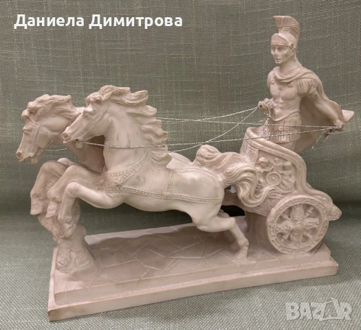 Голяма фигура на гладиатор в колесница с коне от алабастър