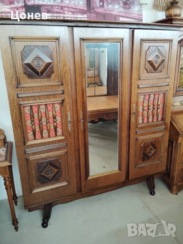 Трикрилен гардероб стил баски