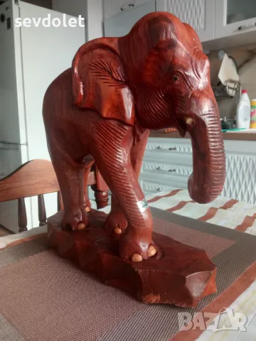 Стилна статуетка на азиатски слон.Дърворезба.