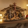 Коледна ясла „Рождество“ – завършена празнична сцена с фигури и ангел „GLORIA“, снимка 3