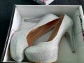 Дамски сребърни обувки на висок ток , снимка 1 - Дамски обувки на ток - 41842745