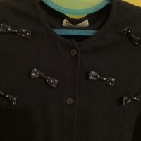 Кокетна памучна жилетка с панделки, снимка 2 - Детски пуловери и жилетки - 34595244