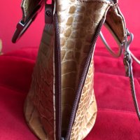 Чанта от естествена кожа, крокодилски принт, снимка 6 - Чанти - 41620318