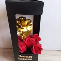 Комплект "златна" роза и сапунени рози с надпис "Честит празник" налично, снимка 4 - Декорация за дома - 39707470