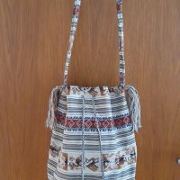 Продавам текстилна пъстра чанта, снимка 1 - Чанти - 41324258