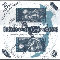 Клеймован блок Космос 25 години човек в Космоса 1986 от България, снимка 1 - Филателия - 36053589