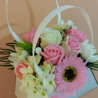 Нова разцветка от чантичките със сапунени цветя за вашете поводи ☘️ , снимка 5 - Подаръци за жени - 41416137