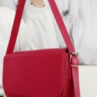 Елегантна червена дамска чанта в изчистен дизайн в класическо червено, снимка 1 - Чанти - 44417205