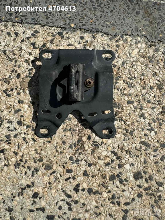 Закопчалка на преден капак на Ауди Audi A8 H4 D4 само за 20Eur. 4h0823186d, снимка 1