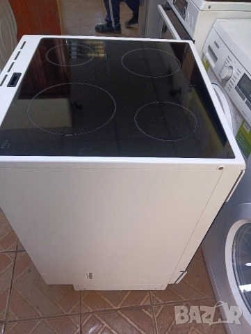 Като нова свободно стояща печка с керамичен плот Бош Bosch с две години гаранция!, снимка 4 - Печки, фурни - 52659783