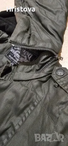 Зимно яке със сваляща качулка