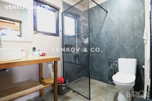 НА МЕТРИ ОТ СПИРКА, ПЛОЩАД И УЧИЛИЩЕ!! АСФАЛТОВ ПЪТ!! ГОТОВА ДО КЛЮЧ С ЧИСТО НОВ ПОКРИВ!! РАВЕН ДВОР, снимка 9 - Къщи - 53247317