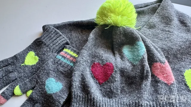 Комплект зимни шал, шапка и ръкавички Benetton, снимка 3 - Шапки, шалове и ръкавици - 55728255
