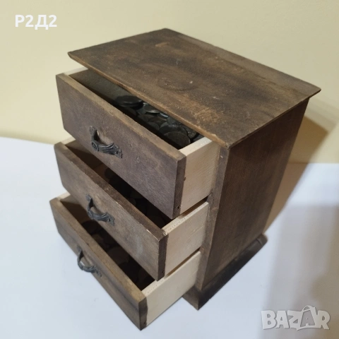 старо дървено скринче с над 200 съотинки