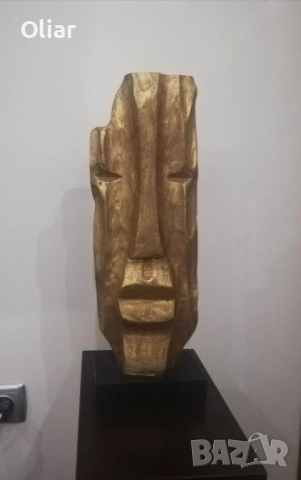 Интересна и впечатляваща статуетка на глава от дърво. 