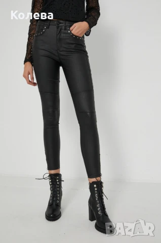 Черен панталон промазан с капси и цип на глезена, снимка 4 - Панталони - 50726769