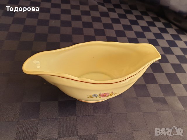 Българска порцеланова сосиера-Китка-Нови пазар, снимка 3 - Чинии - 41748580