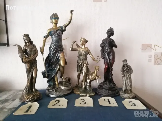 Стари статуи на различни богини