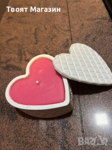 Ръчно изработен Подарък Сърце от Акрилна Смола със Соев Восък – Бяло със Златист акцент, снимка 2 - Ръчно изработени сувенири - 52908214