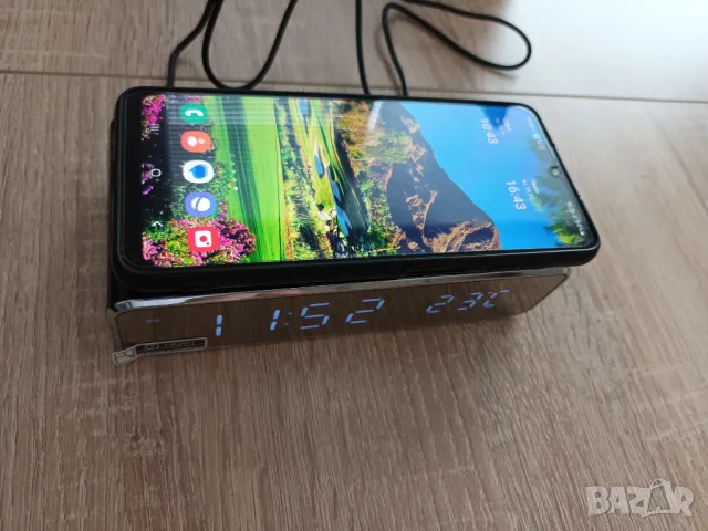 Часовник, с безжично зарядно за телефон, термометър, будилник, снимка 2 - Друга електроника - 30766212