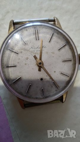 Продавам часовник, снимка 1 - Антикварни и старинни предмети - 44383942